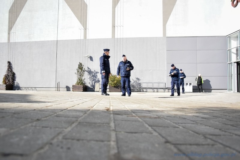 Elbląg. Alarm bombowy w Centrum Handlowym, ewakuowano budynek – ćwiczenia służb mundurowych.