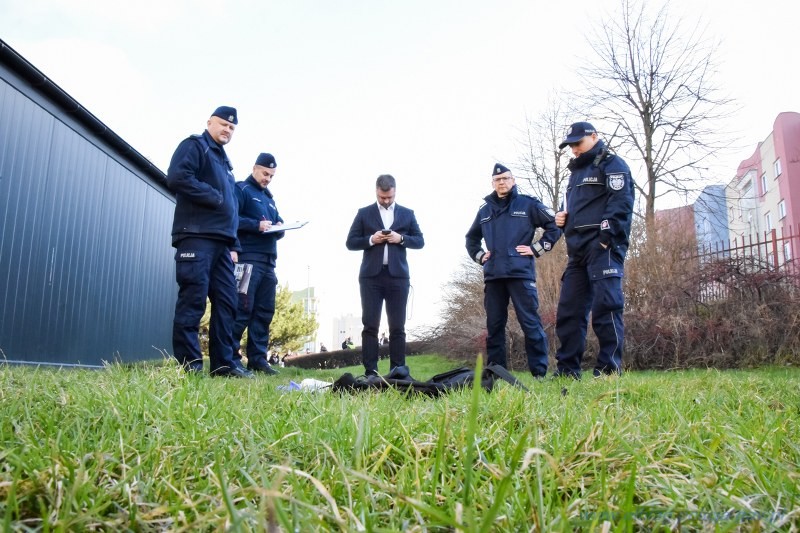 Elbląg. Alarm bombowy w Centrum Handlowym, ewakuowano budynek – ćwiczenia służb mundurowych.