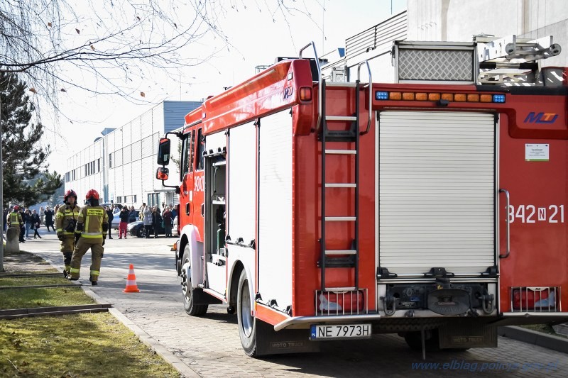 Elbląg. Alarm bombowy w Centrum Handlowym, ewakuowano budynek – ćwiczenia służb mundurowych.
