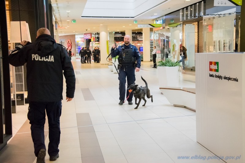 Elbląg. Alarm bombowy w Centrum Handlowym, ewakuowano budynek – ćwiczenia służb mundurowych.