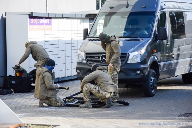 Elbląg. Alarm bombowy w Centrum Handlowym, ewakuowano budynek – ćwiczenia służb mundurowych.