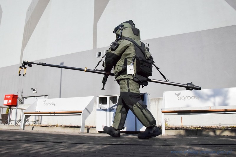 Elbląg. Alarm bombowy w Centrum Handlowym, ewakuowano budynek – ćwiczenia służb mundurowych.