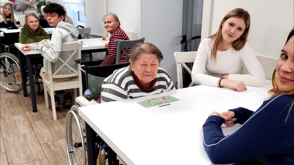 Malbork. Wspólna gra bingo uczniów II LO i pensjonariuszy DPS.