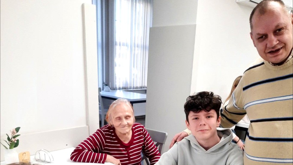 Malbork. Wspólna gra bingo uczniów II LO i pensjonariuszy DPS.