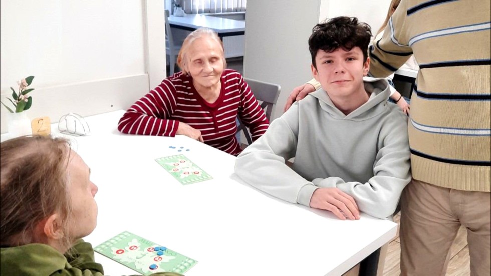 Malbork. Wspólna gra bingo uczniów II LO i pensjonariuszy DPS.