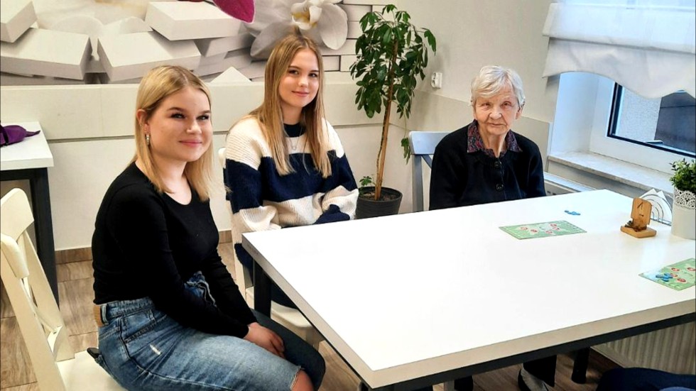 Malbork. Wspólna gra bingo uczniów II LO i pensjonariuszy DPS.