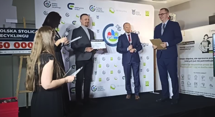 Malbork. Uczniowie I LO zbierali elektrośmieci, teraz będą mieli ogród wertykalny.