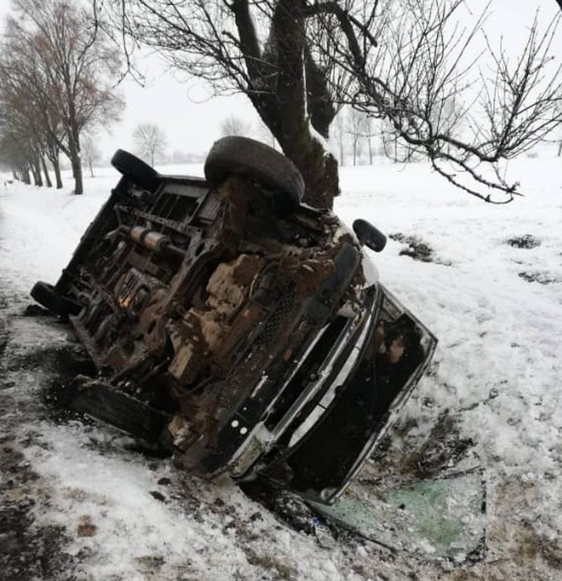 DK55. Wypadek busa w Dębinie – policja wyjaśnia przyczyny zdarzenia.