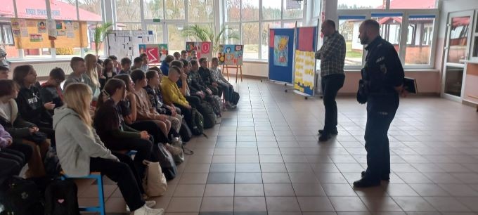 Powiat sztumski. Jak poradzić sobie z hejtem? - spotkanie policjantów z młodzieżą.