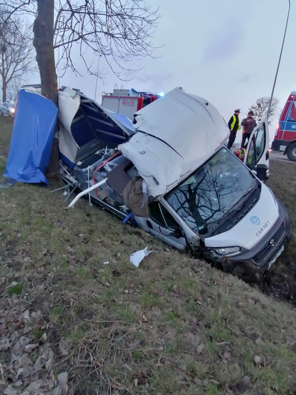 DK22. Samochód dostawczy w rowie – jedna osoba poszkodowana.