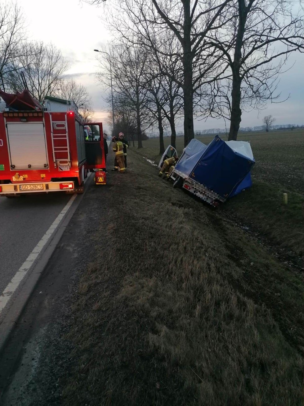 DK22. Samochód dostawczy w rowie – jedna osoba poszkodowana.