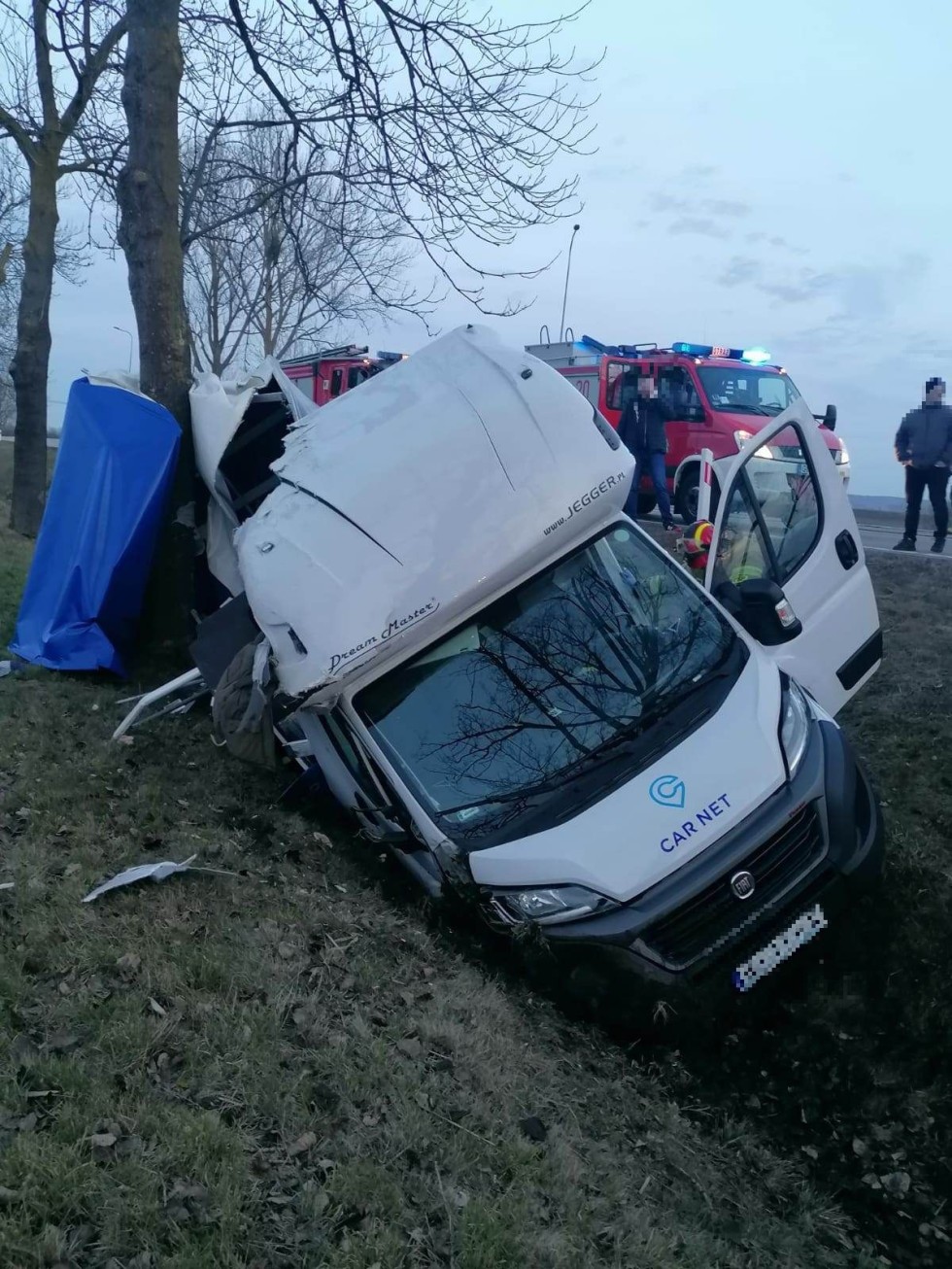 DK22. Samochód dostawczy w rowie – jedna osoba poszkodowana.