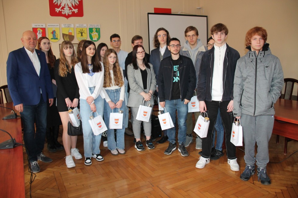 Sztum. Julia, Adrianna i Paweł zwycięzcami regionalnych eliminacji konkursu o samorządzie terytorialnym.