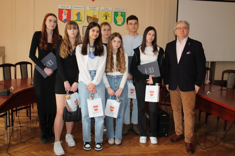 Sztum. Julia, Adrianna i Paweł zwycięzcami regionalnych eliminacji konkursu o samorządzie terytorialnym.