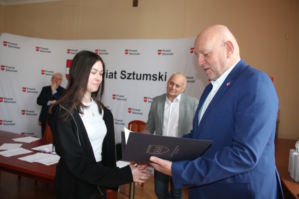 Sztum. Julia, Adrianna i Paweł zwycięzcami regionalnych eliminacji konkursu o samorządzie terytorialnym.