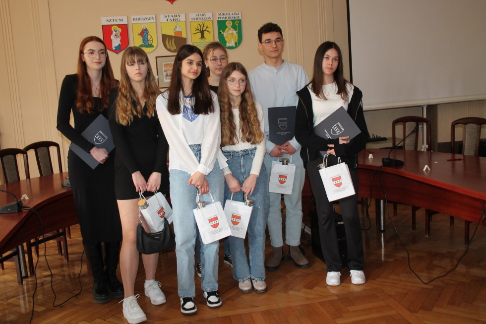 Sztum. Julia, Adrianna i Paweł zwycięzcami regionalnych eliminacji konkursu o samorządzie terytorialnym.