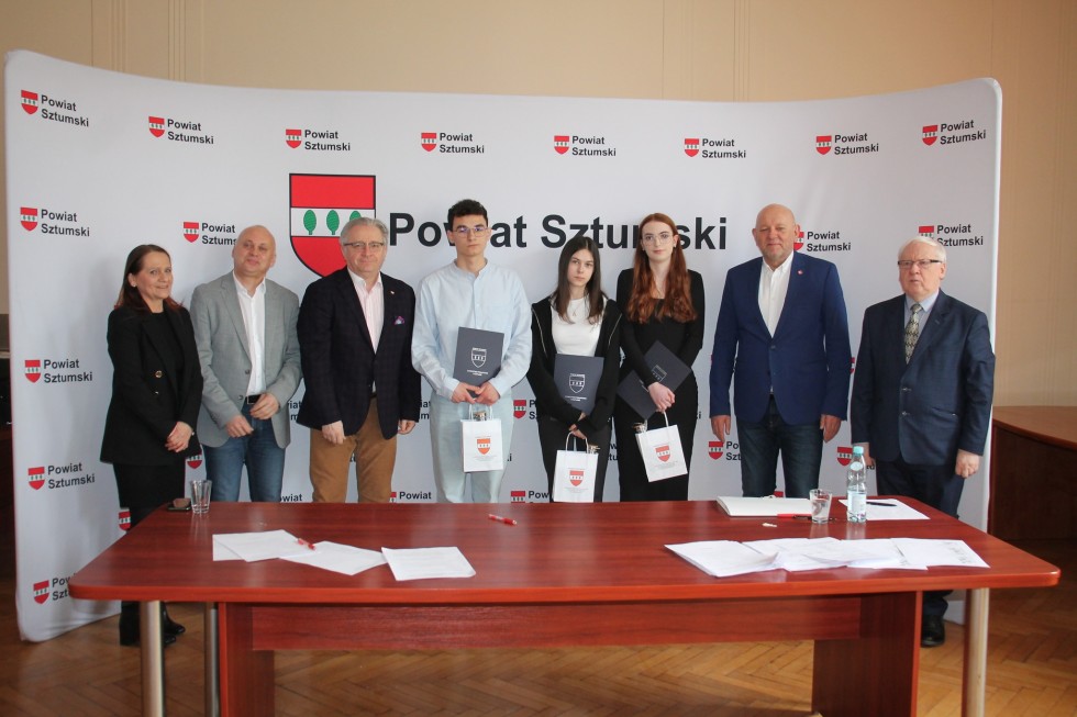 Sztum. Julia, Adrianna i Paweł zwycięzcami regionalnych eliminacji konkursu o samorządzie terytorialnym.