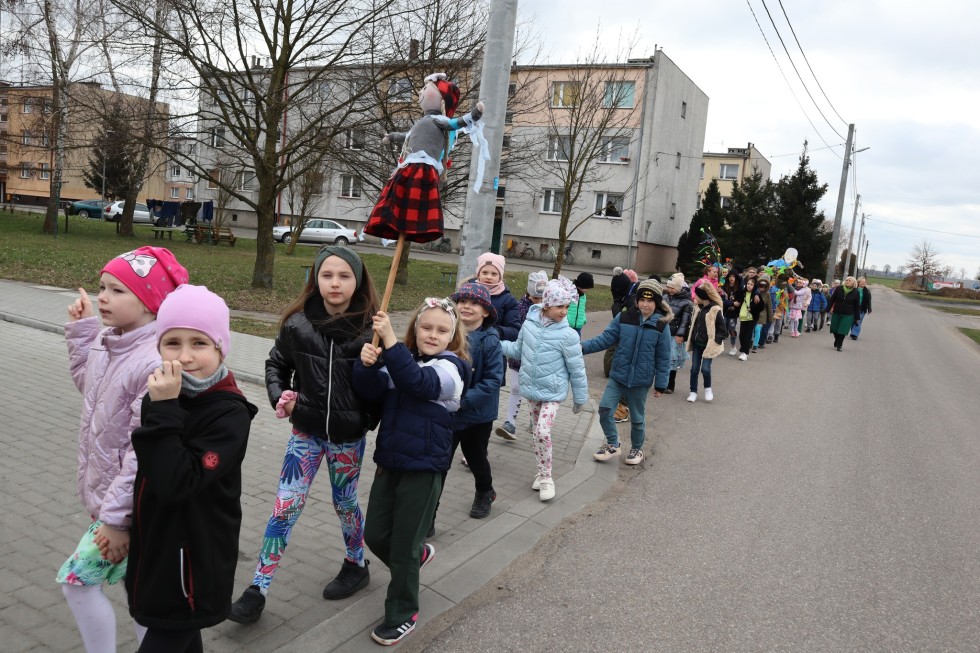 Miłoradz. Uczniowie ZSiP powitali wiosnę w tradycyjny sposób.
