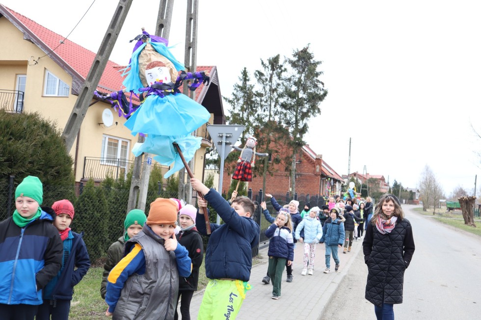 Miłoradz. Uczniowie ZSiP powitali wiosnę w tradycyjny sposób.
