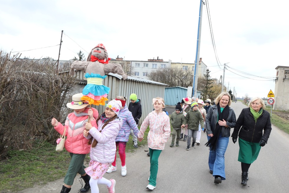 Miłoradz. Uczniowie ZSiP powitali wiosnę w tradycyjny sposób.