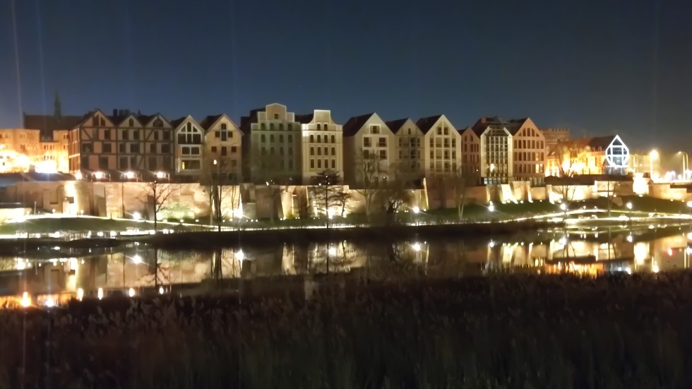 Malbork. Budowa bulwaru i kamienic nad Nogatem. Zobacz animację rozświetlenia.