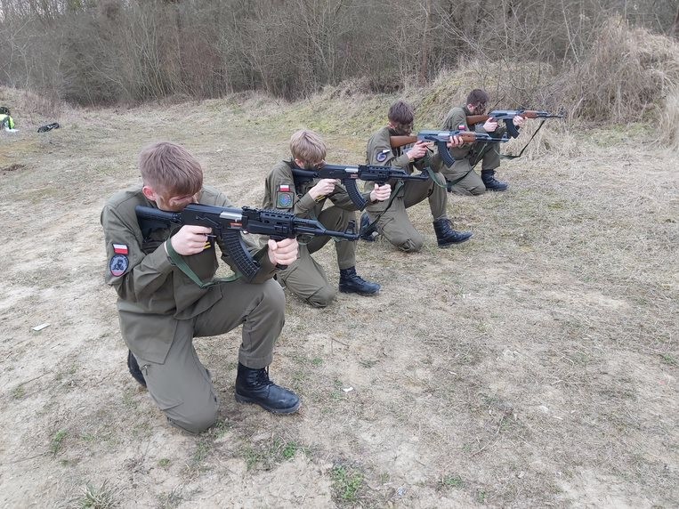 Malbork. Uczniowie ZST na zajęciach taktycznych w 22. BLT.