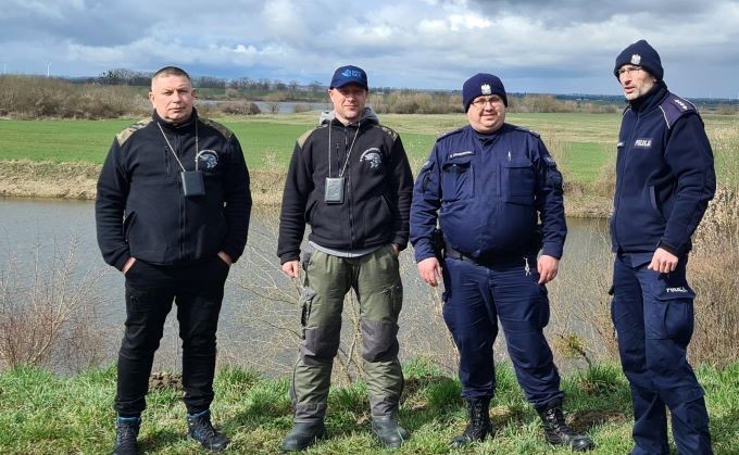 Powiat sztumski. Policjanci i Straż Rybacka kontrolują wędkarzy.