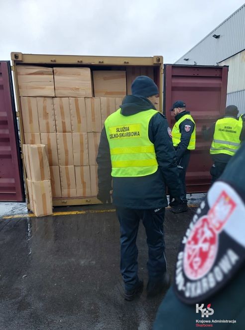 9 mln szt. papierosów bez polskich znaków akcyzy. Pomorska KAS zabezpieczyła nielegalne papierosy.