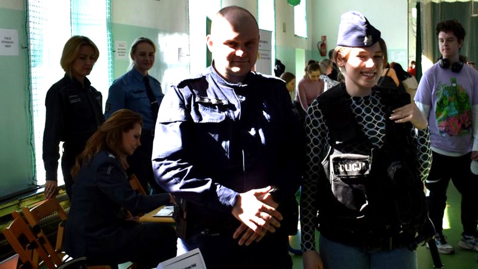 Malbork. Policjanci na Targach Edukacyjnych.