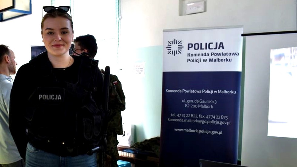 Malbork. Policjanci na Targach Edukacyjnych.