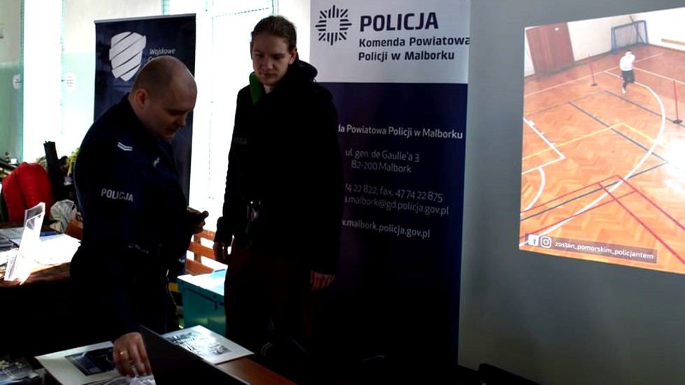 Malbork. Policjanci na Targach Edukacyjnych.