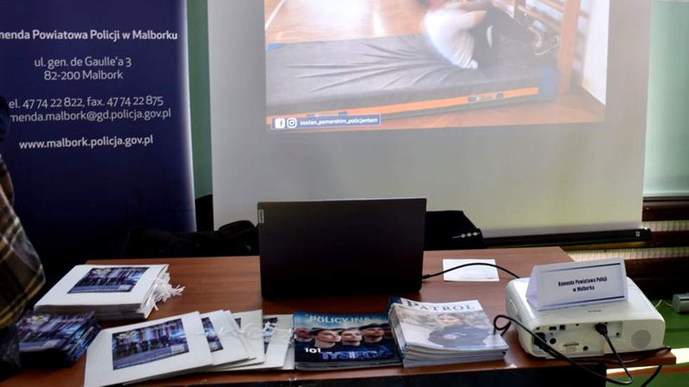 Malbork. Policjanci na Targach Edukacyjnych.