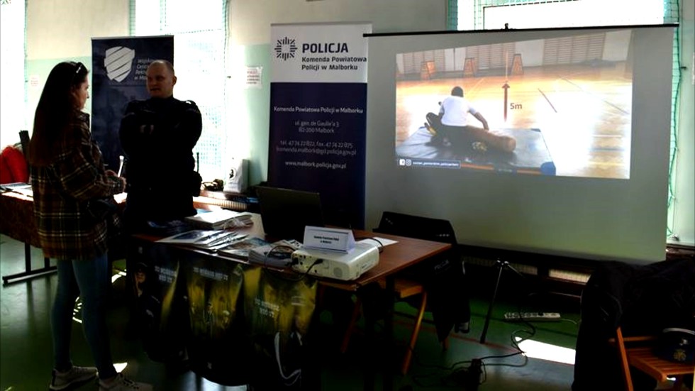 Malbork. Policjanci na Targach Edukacyjnych.