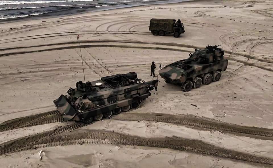 Ćwiczenia Zalew-23. Żołnierze 16. Dywizji wraz z sojusznikami przeprawią się przez Mierzeję Wiślaną. Zobacz wideo z plaży w Kątach Rybackich.