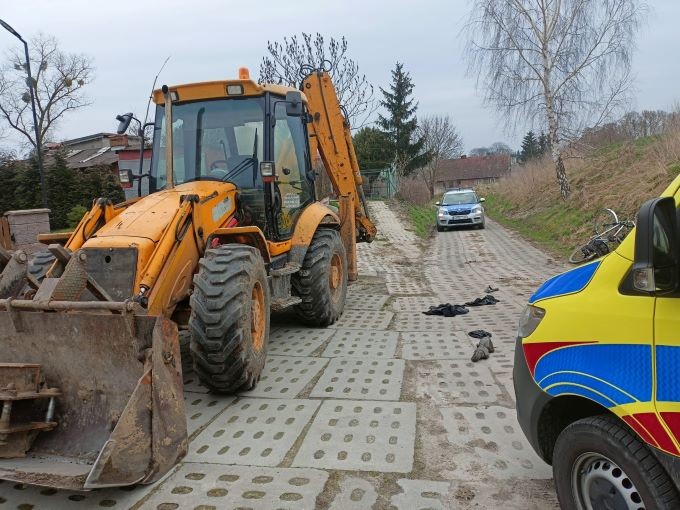 Powiat sztumski. Rowerzysta w ciężkim stanie trafił do szpitala po zderzeniu z koparką.