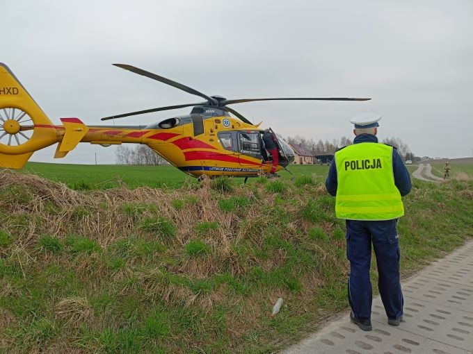 Powiat sztumski. Rowerzysta w ciężkim stanie trafił do szpitala po zderzeniu z koparką.