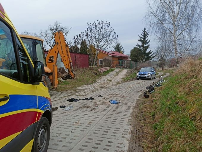 Powiat sztumski. Rowerzysta w ciężkim stanie trafił do szpitala po zderzeniu z koparką.