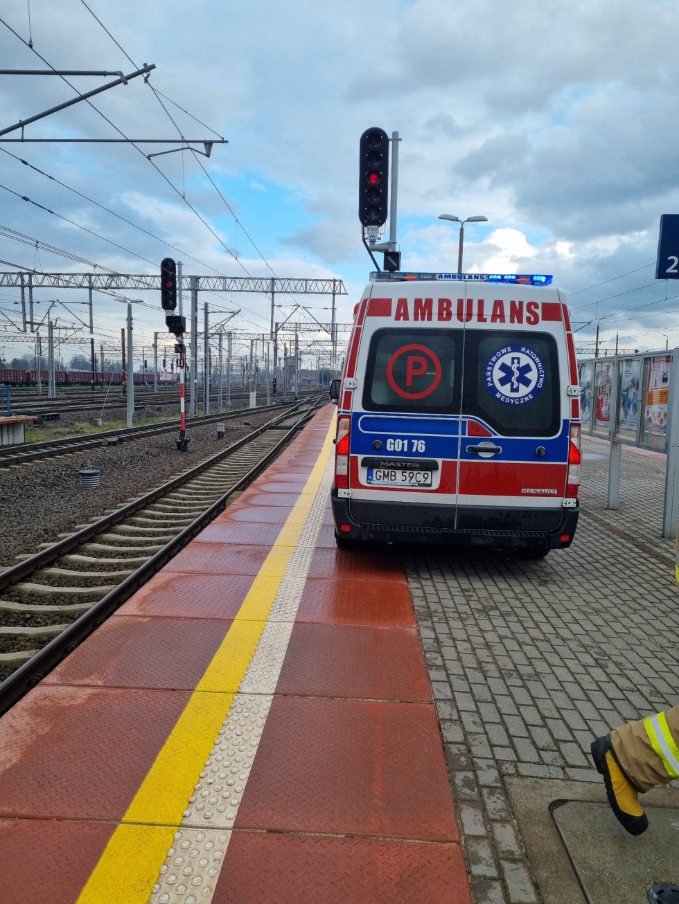 Mężczyzna wyskoczył z pociągu. Z obrażeniami trafił do szpitala – tygodniowy raport malborskich służb mundurowych.