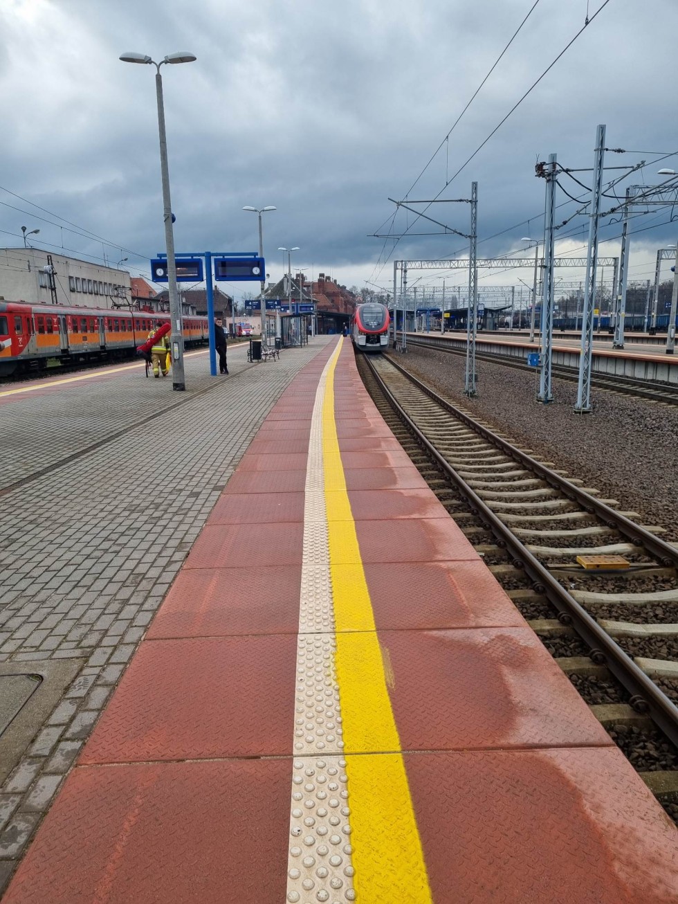 Mężczyzna wyskoczył z pociągu. Z obrażeniami trafił do szpitala – tygodniowy raport malborskich służb mundurowych.