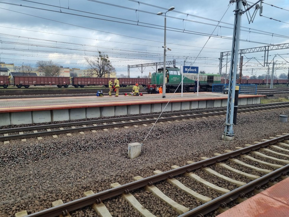 Mężczyzna wyskoczył z pociągu. Z obrażeniami trafił do szpitala – tygodniowy raport malborskich służb mundurowych.