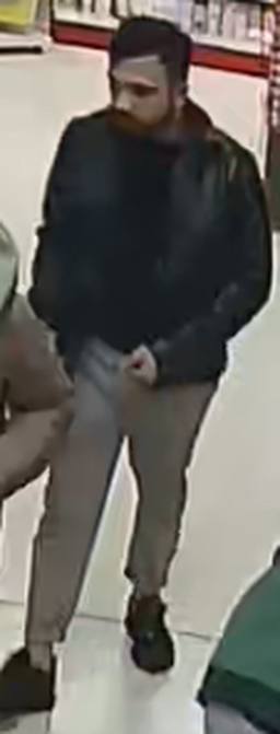 Malbork. Policja szuka sprawców kradzieży kosmetyków.