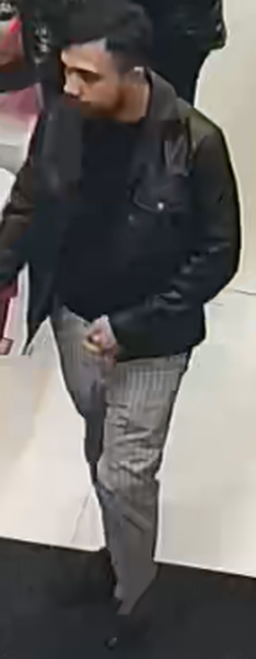 Malbork. Policja szuka sprawców kradzieży kosmetyków.