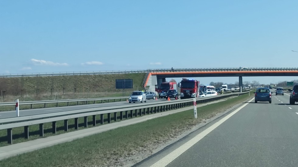 S7. Zderzenie dwóch osobówek w Kmiecinie. Korek miał długość około 6 km.