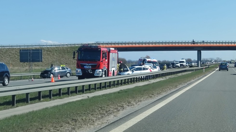 S7. Zderzenie dwóch osobówek w Kmiecinie. Korek miał długość około 6 km.