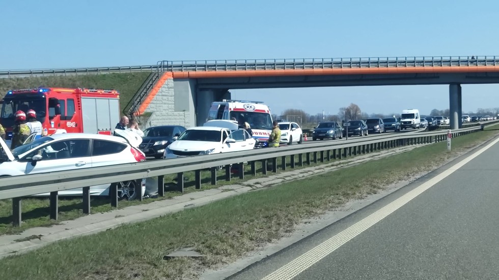 S7. Zderzenie dwóch osobówek w Kmiecinie. Korek miał długość około 6 km.