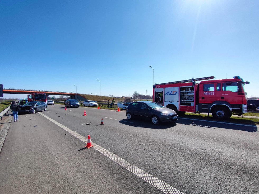 S7. Zderzenie dwóch osobówek w Kmiecinie. Korek miał długość około 6 km.