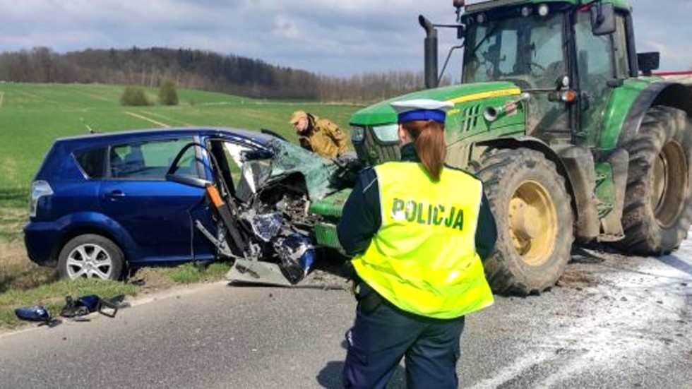 Powiat sztumski. Kierowca osobówki przetransportowany LPR do szpitala po zderzeniu z ciągnikiem.