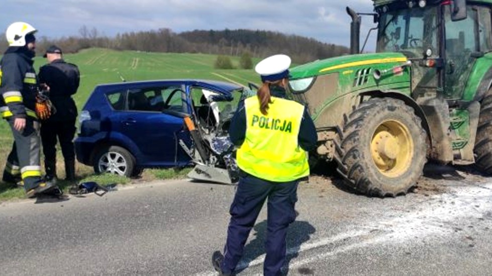 Powiat sztumski. Kierowca osobówki przetransportowany LPR do szpitala po zderzeniu z ciągnikiem.