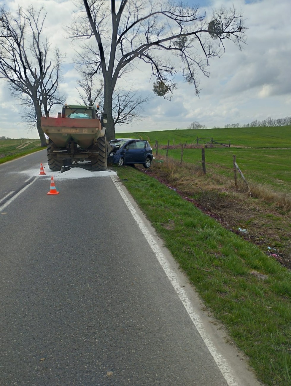 Powiat sztumski. Kierowca osobówki przetransportowany LPR do szpitala po zderzeniu z ciągnikiem.