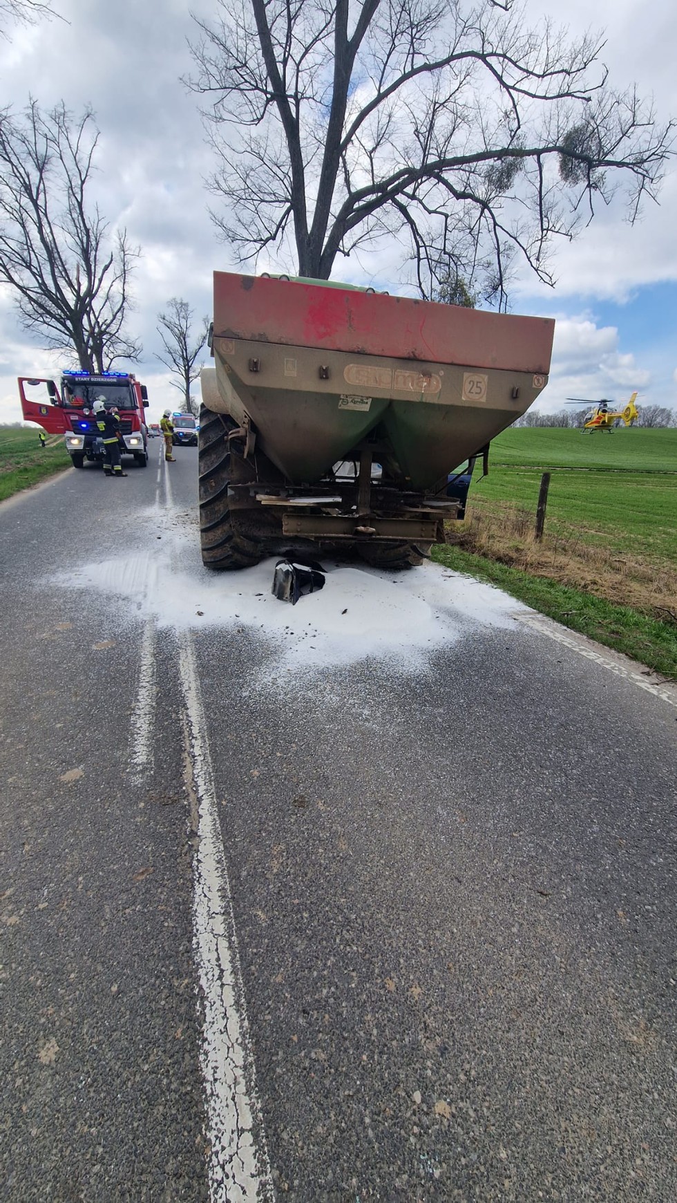 Powiat sztumski. Kierowca osobówki przetransportowany LPR do szpitala po zderzeniu z ciągnikiem.